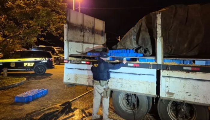 Foto: Divulgação PRF Laranjeirense é preso com carga de celulares escondida em fundo falso de caminhão na BR 116